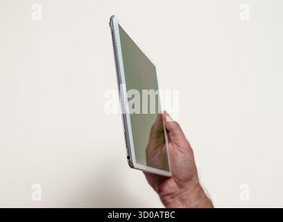 Mockup bereit: Tablet mit grünem Bildschirm in den Händen des Benutzers Stockfoto