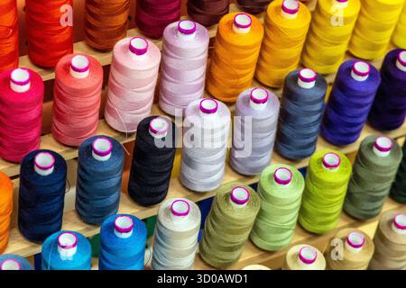 Bunte Thread Spulen Hintergrund Stockfoto