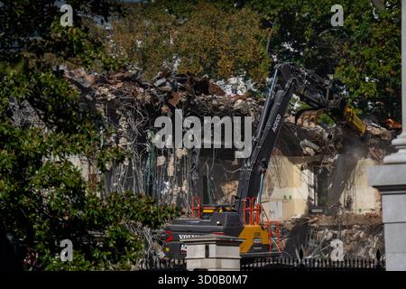 Washington, DC, USA. Oktober 2025. Abbruchteams arbeiten an der Demontage des Ostflügels des Weißen Hauses vor dem Bau des neuen Ballsaals am 22. Oktober 2025. (Kreditbild: © Andrew Leyden/ZUMA Press Wire) NUR REDAKTIONELLE VERWENDUNG! Nicht für kommerzielle ZWECKE! Stockfoto