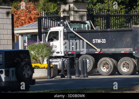 Washington, DC, USA. Oktober 2025. Abbruchteams arbeiten an der Demontage des Ostflügels des Weißen Hauses vor dem Bau des neuen Ballsaals am 22. Oktober 2025. (Kreditbild: © Andrew Leyden/ZUMA Press Wire) NUR REDAKTIONELLE VERWENDUNG! Nicht für kommerzielle ZWECKE! Stockfoto