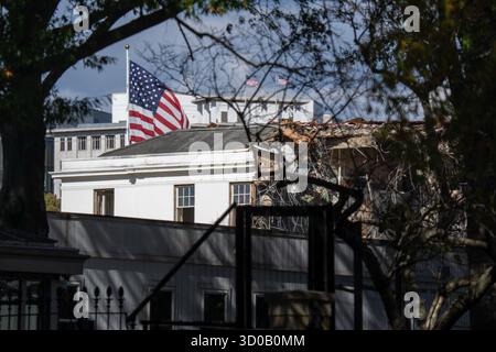 Washington, DC, USA. Oktober 2025. Abbruchteams arbeiten an der Demontage des Ostflügels des Weißen Hauses vor dem Bau des neuen Ballsaals am 22. Oktober 2025. (Kreditbild: © Andrew Leyden/ZUMA Press Wire) NUR REDAKTIONELLE VERWENDUNG! Nicht für kommerzielle ZWECKE! Stockfoto