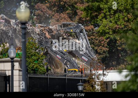 Washington, DC, USA. Oktober 2025. Abbruchteams arbeiten an der Demontage des Ostflügels des Weißen Hauses vor dem Bau des neuen Ballsaals am 22. Oktober 2025. (Kreditbild: © Andrew Leyden/ZUMA Press Wire) NUR REDAKTIONELLE VERWENDUNG! Nicht für kommerzielle ZWECKE! Stockfoto