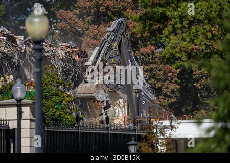 Washington, DC, USA. Oktober 2025. Abbruchteams arbeiten an der Demontage des Ostflügels des Weißen Hauses vor dem Bau des neuen Ballsaals am 22. Oktober 2025. (Kreditbild: © Andrew Leyden/ZUMA Press Wire) NUR REDAKTIONELLE VERWENDUNG! Nicht für kommerzielle ZWECKE! Stockfoto