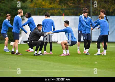 Genk, Belgien. Oktober 2025. Genks Spieler wurden während eines Trainings der belgischen Fußballmannschaft KRC Genk am Mittwoch, den 22. Oktober 2025, in Genk gezeigt. Das Team bereitet sich auf das morgige Spiel gegen den spanischen Real Betis Balompie vor, das dritte Spiel (von 8) in der Liga-Phase der UEFA Europa League. BELGA FOTO JOHAN EYCKENS Credit: Belga News Agency/Alamy Live News Stockfoto