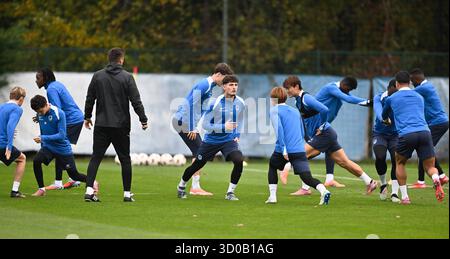 Genk, Belgien. Oktober 2025. Genks Spieler wurden während eines Trainings der belgischen Fußballmannschaft KRC Genk am Mittwoch, den 22. Oktober 2025, in Genk gezeigt. Das Team bereitet sich auf das morgige Spiel gegen den spanischen Real Betis Balompie vor, das dritte Spiel (von 8) in der Liga-Phase der UEFA Europa League. BELGA FOTO JOHAN EYCKENS Credit: Belga News Agency/Alamy Live News Stockfoto