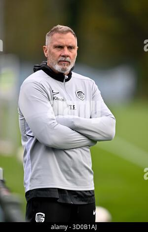 Genk, Belgien. Oktober 2025. Genks Cheftrainer Thorsten Fink wurde während eines Trainings der belgischen Fußballmannschaft KRC Genk am Mittwoch, den 22. Oktober 2025, in Genk gezeigt. Das Team bereitet sich auf das morgige Spiel gegen den spanischen Real Betis Balompie vor, das dritte Spiel (von 8) in der Liga-Phase der UEFA Europa League. BELGA FOTO JOHAN EYCKENS Credit: Belga News Agency/Alamy Live News Stockfoto