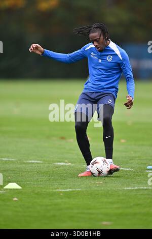Genk, Belgien. Oktober 2025. Genks Joris Kayembe wurde während eines Trainings der belgischen Fußballmannschaft KRC Genk am Mittwoch, den 22. Oktober 2025, in Genk gezeigt. Das Team bereitet sich auf das morgige Spiel gegen den spanischen Real Betis Balompie vor, das dritte Spiel (von 8) in der Liga-Phase der UEFA Europa League. BELGA FOTO JOHAN EYCKENS Credit: Belga News Agency/Alamy Live News Stockfoto