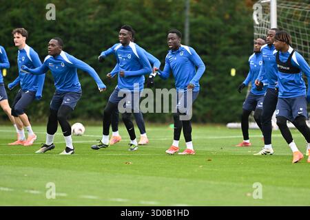Genk, Belgien. Oktober 2025. Genks Spieler wurden während eines Trainings der belgischen Fußballmannschaft KRC Genk am Mittwoch, den 22. Oktober 2025, in Genk gezeigt. Das Team bereitet sich auf das morgige Spiel gegen den spanischen Real Betis Balompie vor, das dritte Spiel (von 8) in der Liga-Phase der UEFA Europa League. BELGA FOTO JOHAN EYCKENS Credit: Belga News Agency/Alamy Live News Stockfoto