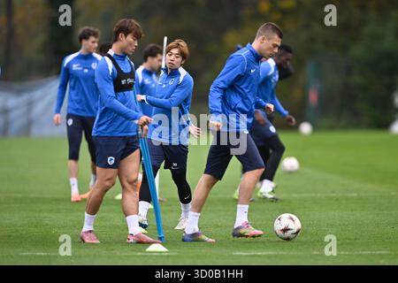 Genk, Belgien. Oktober 2025. Genks Ayumu Yokoyama wurde während eines Trainings der belgischen Fußballmannschaft KRC Genk am Mittwoch, den 22. Oktober 2025, in Genk gezeigt. Das Team bereitet sich auf das morgige Spiel gegen den spanischen Real Betis Balompie vor, das dritte Spiel (von 8) in der Liga-Phase der UEFA Europa League. BELGA FOTO JOHAN EYCKENS Credit: Belga News Agency/Alamy Live News Stockfoto