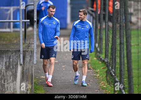 Genk, Belgien. Oktober 2025. Genks Bryan Heynen und Genks Patrik Hrosovsky wurden während eines Trainings der belgischen Fußballmannschaft KRC Genk am Mittwoch, den 22. Oktober 2025, in Genk gezeigt. Das Team bereitet sich auf das morgige Spiel gegen den spanischen Real Betis Balompie vor, das dritte Spiel (von 8) in der Liga-Phase der UEFA Europa League. BELGA FOTO JOHAN EYCKENS Credit: Belga News Agency/Alamy Live News Stockfoto