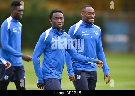 Genk, Belgien. Oktober 2025. Genks Yaimar Medina und Genks Mujaid Sadick wurden während eines Trainings der belgischen Fußballmannschaft KRC Genk am Mittwoch, den 22. Oktober 2025, in Genk gezeigt. Das Team bereitet sich auf das morgige Spiel gegen den spanischen Real Betis Balompie vor, das dritte Spiel (von 8) in der Liga-Phase der UEFA Europa League. BELGA FOTO JOHAN EYCKENS Credit: Belga News Agency/Alamy Live News Stockfoto