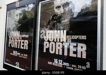 Tarnow, Polen - 10. Oktober 2025: Werbeplakate für John Porter Helicopters in den Schaufenstern von Tarnow. Stockfoto