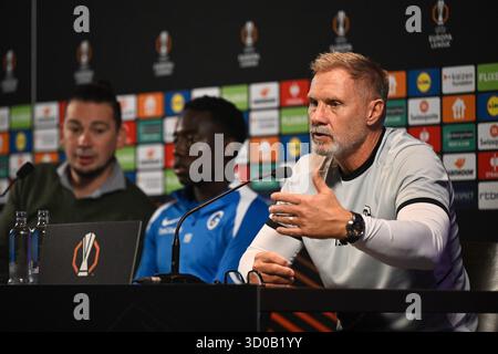 Genk, Belgien. Oktober 2025. Genks Cheftrainer Thorsten Fink wurde während einer Pressekonferenz der belgischen Fußballmannschaft KRC Genk am Mittwoch, den 22. Oktober 2025, in Genk gezeigt. Das Team bereitet sich auf das morgige Spiel gegen den spanischen Real Betis Balompie vor, das dritte Spiel (von 8) in der Liga-Phase der UEFA Europa League. BELGA FOTO JOHAN EYCKENS Credit: Belga News Agency/Alamy Live News Stockfoto