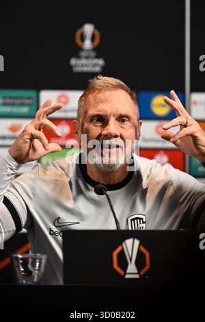 Genk, Belgien. Oktober 2025. Genks Cheftrainer Thorsten Fink wurde während einer Pressekonferenz der belgischen Fußballmannschaft KRC Genk am Mittwoch, den 22. Oktober 2025, in Genk gezeigt. Das Team bereitet sich auf das morgige Spiel gegen den spanischen Real Betis Balompie vor, das dritte Spiel (von 8) in der Liga-Phase der UEFA Europa League. BELGA FOTO JOHAN EYCKENS Credit: Belga News Agency/Alamy Live News Stockfoto