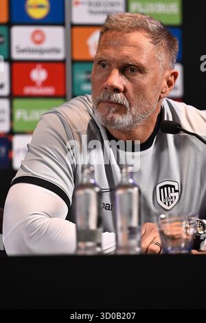 Genk, Belgien. Oktober 2025. Genks Cheftrainer Thorsten Fink wurde während einer Pressekonferenz der belgischen Fußballmannschaft KRC Genk am Mittwoch, den 22. Oktober 2025, in Genk gezeigt. Das Team bereitet sich auf das morgige Spiel gegen den spanischen Real Betis Balompie vor, das dritte Spiel (von 8) in der Liga-Phase der UEFA Europa League. BELGA FOTO JOHAN EYCKENS Credit: Belga News Agency/Alamy Live News Stockfoto