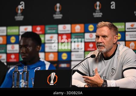 Genk, Belgien. Oktober 2025. Genks Cheftrainer Thorsten Fink wurde während einer Pressekonferenz der belgischen Fußballmannschaft KRC Genk am Mittwoch, den 22. Oktober 2025, in Genk gezeigt. Das Team bereitet sich auf das morgige Spiel gegen den spanischen Real Betis Balompie vor, das dritte Spiel (von 8) in der Liga-Phase der UEFA Europa League. BELGA FOTO JOHAN EYCKENS Credit: Belga News Agency/Alamy Live News Stockfoto