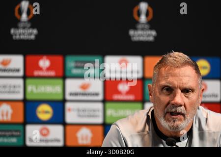 Genk, Belgien. Oktober 2025. Genks Cheftrainer Thorsten Fink wurde während einer Pressekonferenz der belgischen Fußballmannschaft KRC Genk am Mittwoch, den 22. Oktober 2025, in Genk gezeigt. Das Team bereitet sich auf das morgige Spiel gegen den spanischen Real Betis Balompie vor, das dritte Spiel (von 8) in der Liga-Phase der UEFA Europa League. BELGA FOTO JOHAN EYCKENS Credit: Belga News Agency/Alamy Live News Stockfoto