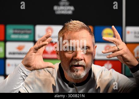 Genk, Belgien. Oktober 2025. Genks Cheftrainer Thorsten Fink wurde während einer Pressekonferenz der belgischen Fußballmannschaft KRC Genk am Mittwoch, den 22. Oktober 2025, in Genk gezeigt. Das Team bereitet sich auf das morgige Spiel gegen den spanischen Real Betis Balompie vor, das dritte Spiel (von 8) in der Liga-Phase der UEFA Europa League. BELGA FOTO JOHAN EYCKENS Credit: Belga News Agency/Alamy Live News Stockfoto