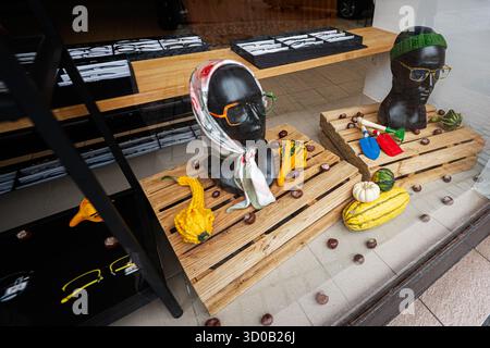 Tarnow, Polen - 10. Oktober 2025: Schaufensterpuppen mit Tüchern und Sonnenbrillen in einer Einzelhandelsausstellung unter Kürbissen und Gartengeräten in Tarnow Polen. Stockfoto