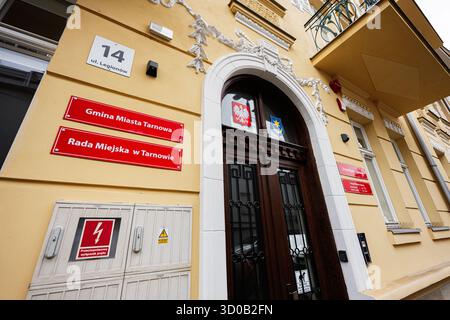 Tarnow, Polen - 10. Oktober 2025: Eingang des städtischen Gebäudes in Tarnow mit roten Tafeln und dekorativer Architektur. Stockfoto
