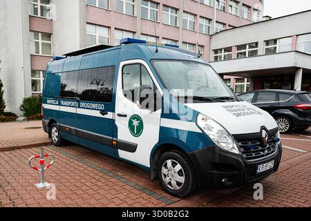 Tarnow, Polen - 10. Oktober 2025: Blau-weißer Transportwagen aus Polen parkt vor einem Regierungsgebäude in Tarnow. Stockfoto