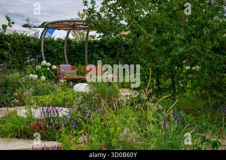 Greenfingers Charity Together Garden (Gartenbautherapie, gedämpfte beruhigende Farben) - RHS Flower Show Wentworth Woodhouse 2025, Yorkshire, England, Vereinigtes Königreich. Stockfoto