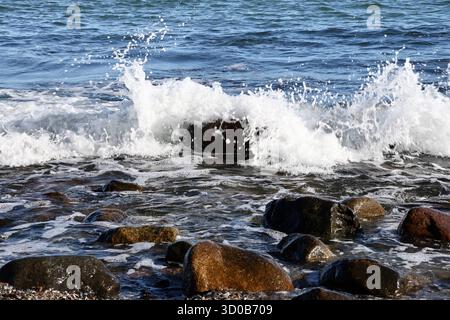 Insel Rügen 14.10.2025, Vitt auf Rügen, Strand von Vitt am Kap Arkona, das Wasser der Ostsee bricht sich an den Steinen in Strandnaehe *** Insel Rügen 14 10 2025, Vitt auf Rügen, Vitt Strand am Kap Arkona, das Wasser der Ostsee bricht an den Steinen in Strandnähe Stockfoto