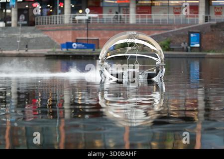 Birmingham, Großbritannien. Oktober 2025. Eine faszinierende Flotte von drei beleuchteten Badeskulpturen, die über die Kanäle von Birmingham und dem Black Country aufführen werden, lässt ihr Mädchen heute im Kanal im Stadtzentrum von Birmingham „schwimmen“. Der Künstler Michael Candy hat Water Bots als bahnbrechende Fusion von Kunst und Technik geschaffen. Es ist vom industriellen Erbe der Region West Midland inspiriert und wurde von Birmingham Open Media in Auftrag gegeben. Quelle: Peter Lopeman/Alamy Live News Stockfoto