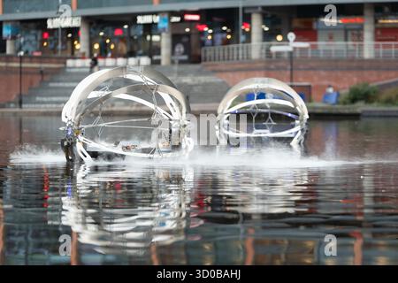 Birmingham, Großbritannien. Oktober 2025. Eine faszinierende Flotte von drei beleuchteten Badeskulpturen, die über die Kanäle von Birmingham und dem Black Country aufführen werden, lässt ihr Mädchen heute im Kanal im Stadtzentrum von Birmingham „schwimmen“. Der Künstler Michael Candy hat Water Bots als bahnbrechende Fusion von Kunst und Technik geschaffen. Es ist vom industriellen Erbe der Region West Midland inspiriert und wurde von Birmingham Open Media in Auftrag gegeben. Quelle: Peter Lopeman/Alamy Live News Stockfoto