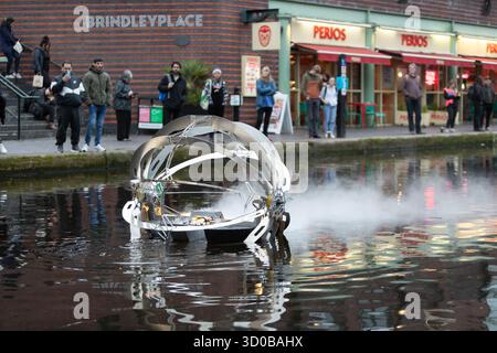 Birmingham, Großbritannien. Oktober 2025. Eine faszinierende Flotte von drei beleuchteten Badeskulpturen, die über die Kanäle von Birmingham und dem Black Country aufführen werden, lässt ihr Mädchen heute im Kanal im Stadtzentrum von Birmingham „schwimmen“. Der Künstler Michael Candy hat Water Bots als bahnbrechende Fusion von Kunst und Technik geschaffen. Es ist vom industriellen Erbe der Region West Midland inspiriert und wurde von Birmingham Open Media in Auftrag gegeben. Quelle: Peter Lopeman/Alamy Live News Stockfoto