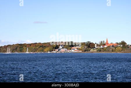 Stralsund 18.10.2025, Stralsund, Blick ueber das Meer auf den Hafen Altefaehr auf der Insel Rügen *** Stralsund 18 10 2025, Stralsund, Blick über das Meer zum Hafen Altefaehr auf der Insel Rügen Stockfoto