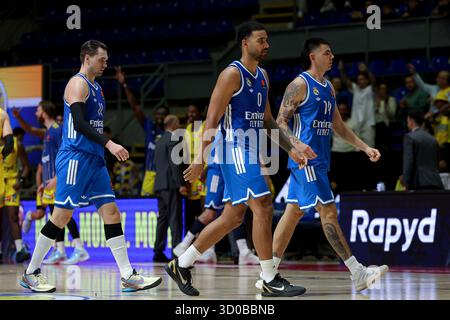 Belgrad, Serbien. Oktober 2025. Mario Hezonja, Trey Lyles und Gabriel Deck während des Euroleague Basketballspiels zwischen Maccabi Tel-Aviv und Real Madrid am 22. Oktober. 2025. In Belgrad, Serbien. (Foto: Pedja Milosavljevic/STARSPORT ©) Stockfoto
