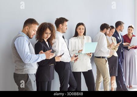 Verschiedene Bewerber für Geschäftsteams warten stehend, Geschäftsleute in Reihe, Warteschlange für Vorstellungsgespräch Stockfoto