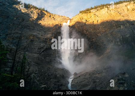 Majestätischer Wasserfall, der eine zerklüftete Klippe in einer malerischen Schlucht hinunterstürzt. Takakkaw Falls, BC Stockfoto