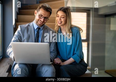 Gemischtes Team von Software-Ingenieuren, die Ideen entwickeln. Verschiedene App-Entwickler arbeiten als Gruppe zusammen Stockfoto
