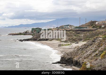 Villaricos, Almeria, Spanien - 11. Oktober 2025: Die Stadt der Küste von Villaricos in Cuevas de Almanzora, Almeria, mit Klippen und felsigen Buchten Stockfoto