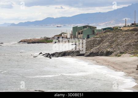 Villaricos, Almeria, Spanien - 11. Oktober 2025: Die Stadt der Küste von Villaricos in Cuevas de Almanzora, Almeria, mit Klippen und felsigen Buchten Stockfoto