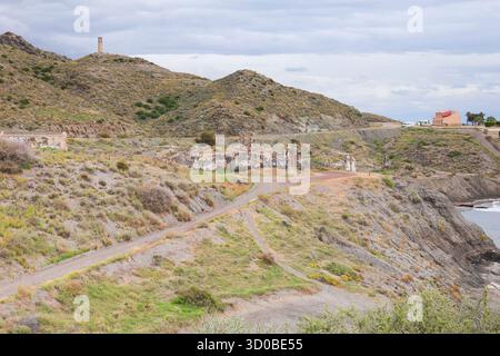 Villaricos, Almeria, Spanien - 11. Oktober 2025: Die Stadt der Küste von Villaricos in Cuevas de Almanzora, Almeria, mit Klippen und felsigen Buchten Stockfoto
