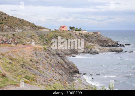 Villaricos, Almeria, Spanien - 11. Oktober 2025: Die Stadt der Küste von Villaricos in Cuevas de Almanzora, Almeria, mit Klippen und felsigen Buchten Stockfoto