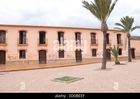 Villaricos, Almeria, Spanien – 11. Oktober 2025: Verlassene Kaserne der Zivilwache an der Küste der Stadt Villaricos, Almeria, Spanien Stockfoto