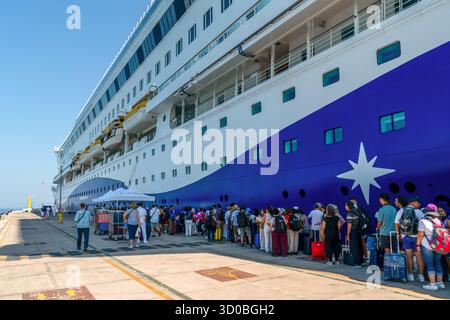 Kusadasi, Aydın, Türkei - 23. August 2025: Lange Passagierlinie an Bord eines großen Kreuzfahrtschiffes am Hafen-Terminal Ege Ports Stockfoto