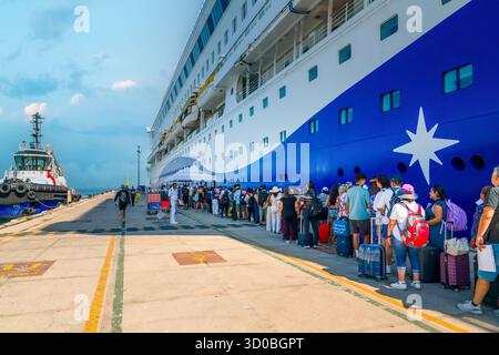 Kusadasi, Aydın, Türkei - 23. August 2025: Lange Passagierlinie an Bord eines großen Kreuzfahrtschiffes am Hafen-Terminal Ege Ports Stockfoto