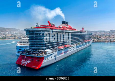 Kusadasi, Aydin, Türkei - 23. August 2025: Kreuzfahrtschiff in Kusadasi Marina, Kusadasi, Türkei Stockfoto