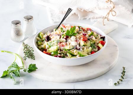 Hausgemachter köstlicher mediterraner israelischer Couscous-Salat zum Essen. Stockfoto