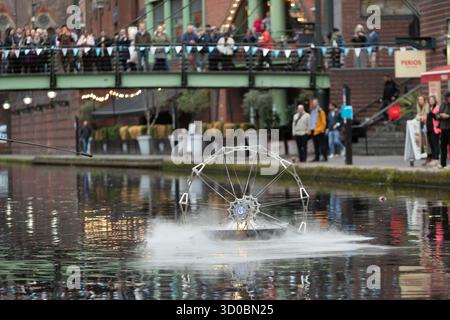 Birmingham, Großbritannien. Oktober 2025. Eine faszinierende Flotte von drei beleuchteten Badeskulpturen, die über die Kanäle von Birmingham und dem Black Country aufführen werden, lässt ihr Mädchen heute im Kanal im Stadtzentrum von Birmingham „schwimmen“. Der Künstler Michael Candy hat Water Bots als bahnbrechende Fusion von Kunst und Technik geschaffen. Es ist vom industriellen Erbe der Region West Midland inspiriert und wurde von Birmingham Open Media in Auftrag gegeben. Quelle: Peter Lopeman/Alamy Live News Stockfoto