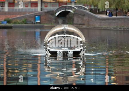 Birmingham, Großbritannien. Oktober 2025. Eine faszinierende Flotte von drei beleuchteten Badeskulpturen, die über die Kanäle von Birmingham und dem Black Country aufführen werden, lässt ihr Mädchen heute im Kanal im Stadtzentrum von Birmingham „schwimmen“. Der Künstler Michael Candy hat Water Bots als bahnbrechende Fusion von Kunst und Technik geschaffen. Es ist vom industriellen Erbe der Region West Midland inspiriert und wurde von Birmingham Open Media in Auftrag gegeben. Quelle: Peter Lopeman/Alamy Live News Stockfoto