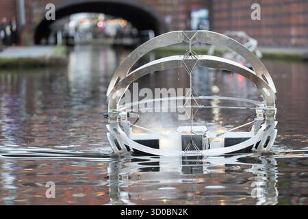 Birmingham, Großbritannien. Oktober 2025. Eine faszinierende Flotte von drei beleuchteten Badeskulpturen, die über die Kanäle von Birmingham und dem Black Country aufführen werden, lässt ihr Mädchen heute im Kanal im Stadtzentrum von Birmingham „schwimmen“. Der Künstler Michael Candy hat Water Bots als bahnbrechende Fusion von Kunst und Technik geschaffen. Es ist vom industriellen Erbe der Region West Midland inspiriert und wurde von Birmingham Open Media in Auftrag gegeben. Quelle: Peter Lopeman/Alamy Live News Stockfoto