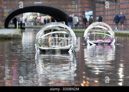 Birmingham, Großbritannien. Oktober 2025. Eine faszinierende Flotte von drei beleuchteten Badeskulpturen, die über die Kanäle von Birmingham und dem Black Country aufführen werden, lässt ihr Mädchen heute im Kanal im Stadtzentrum von Birmingham „schwimmen“. Der Künstler Michael Candy hat Water Bots als bahnbrechende Fusion von Kunst und Technik geschaffen. Es ist vom industriellen Erbe der Region West Midland inspiriert und wurde von Birmingham Open Media in Auftrag gegeben. Quelle: Peter Lopeman/Alamy Live News Stockfoto