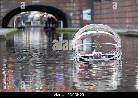 Birmingham, Großbritannien. Oktober 2025. Eine faszinierende Flotte von drei beleuchteten Badeskulpturen, die über die Kanäle von Birmingham und dem Black Country aufführen werden, lässt ihr Mädchen heute im Kanal im Stadtzentrum von Birmingham „schwimmen“. Der Künstler Michael Candy hat Water Bots als bahnbrechende Fusion von Kunst und Technik geschaffen. Es ist vom industriellen Erbe der Region West Midland inspiriert und wurde von Birmingham Open Media in Auftrag gegeben. Quelle: Peter Lopeman/Alamy Live News Stockfoto