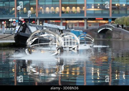 Birmingham, Großbritannien. Oktober 2025. Eine faszinierende Flotte von drei beleuchteten Badeskulpturen, die über die Kanäle von Birmingham und dem Black Country aufführen werden, lässt ihr Mädchen heute im Kanal im Stadtzentrum von Birmingham „schwimmen“. Der Künstler Michael Candy hat Water Bots als bahnbrechende Fusion von Kunst und Technik geschaffen. Es ist vom industriellen Erbe der Region West Midland inspiriert und wurde von Birmingham Open Media in Auftrag gegeben. Quelle: Peter Lopeman/Alamy Live News Stockfoto
